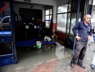 BASıN EKSPRES YOLU - İstanbullular Yağmura Hazırlıksız Yakalandı