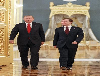 Medvedev, Erdoğan‘ı Kutladı