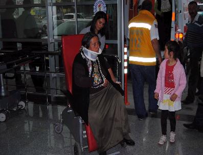 Minibüs Yan Yattı: 2 Yaralı