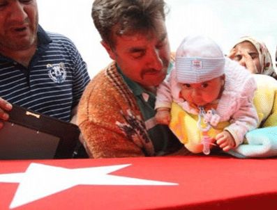 RAMAZAN HURÇ - Şehit uzman çavuş Samet Karslı son yolculuğuna uğurlandı