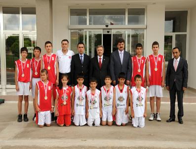 12 DEV ADAM - Vali Kahraman Şampiyonları Ödüllendirdi