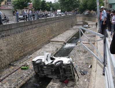 Virajı Alamayan Minibüs Dereye Uçtu