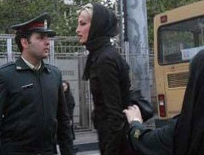 İran sokaklarında giyim denetimi