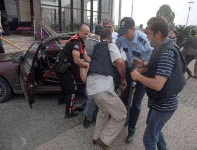 İzmir Büyükşehir Belediyesi'nde bıçaklı ve protez bacaklı eylem