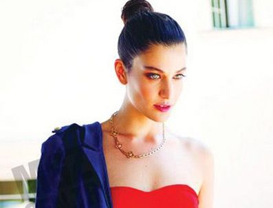 ATILLA DORSAY - Kapak kızı Berrak Tüzünataç