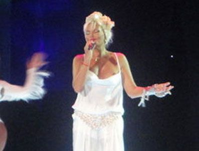 AJDA PEKKAN - Göğsünü gere gere frikik verdi