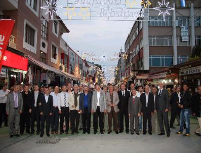 ŞABAN DİŞLİ - Adapazarı‘nın Cadde Ve Sokakları Rengarenk Oldu