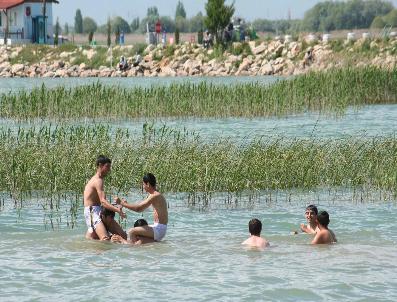 VUSLAT - Beyşehir‘de Sıcaklardan Bunalan Çocuklar Gölde Serinledi