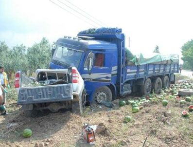 ERTAN PEYNIRCIOĞLU - Kamyonetle kamyon çarpıştı 4 kişi yaşamını yitirdi