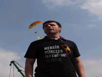 Greenpeace Üyeleri Mersin‘de Paramotor Uçurdu