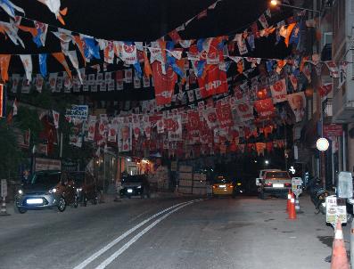 İzmir‘de Sokaklar Seçim Afişlerinden Geçilmiyor