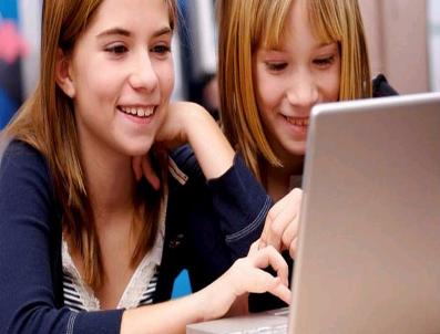 Aileler Bilgisayar Bağımlılığıyla Mücadele Konusunda Kendilerini Yetersiz Hissediyor