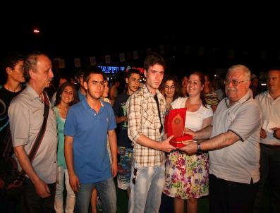 Akçay’Da Türk Halk Oyunları Ekipleri Kıyasıya Yarıştı