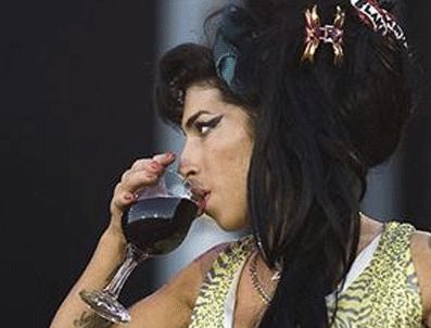 AMY WİNEHOUSE - Amy Wınehouse Belgrad konserinde yuhalandı