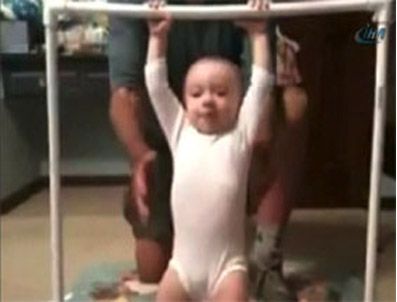 ABD'de 7 aylık bebek barfiks çekti