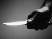 Eşini 4 yaşındaki kızının önünde bıçaklayarak öldürdü