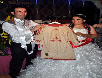CIMBOM - Gelin Beşiktaş Damat Da Galatasaray Fanatiği Olursa