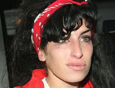 AMY WİNEHOUSE - Amy Winehouse süresiz ara verdi!
