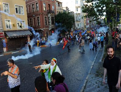 TARLABAŞı - Hatip Dicle'yi bahane eden BDp'liler Taksim'i savaş alanına çevirdi