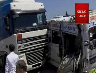 MEHMET TÜRK - Sakarya'da zincirleme trafik kazası 3 ölü, 7 yaralı