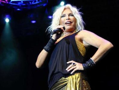 Ajda Pekkan konserinde koruma rezaleti!