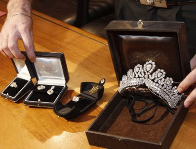 Evita'nın 6 milyon Euro'luk çalınan mücevherleri bulundu