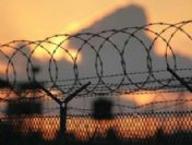 Suriye askerleri boşaltılan evleri kontrol ediyor