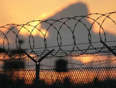 Suriye askerleri boşaltılan evleri kontrol ediyor