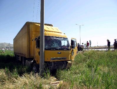 Tır Elektrik Direğine Çarptı: 2 Yaralı