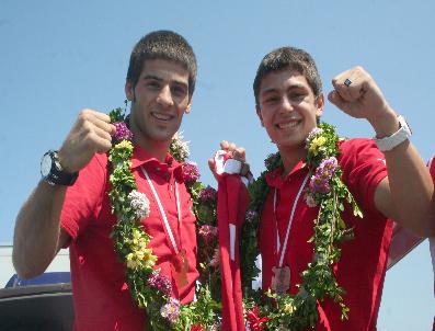 Trabzon‘da Avrupa Şampiyonu Boksöre Görkemli Karşılama