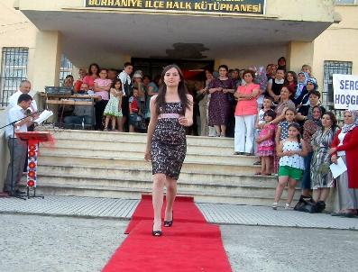 Diktikleri Elbiselerin Mankenliğini Yaptılar