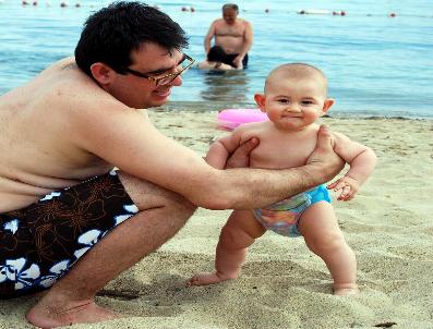 KAAN YILMAZ - Ege Sahillerinin Keyfini Minikler Çıkarıyor