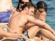 Kıvanç'ın etrafını kızlar sarıyor