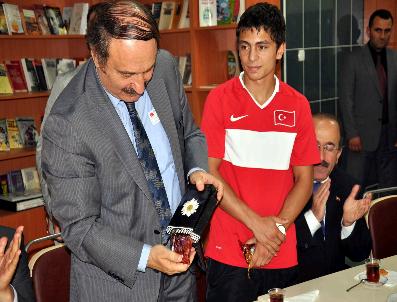 FARUK ÖZAK - Bakan Özak Başarılı Sporcuları Ödüllendirdi