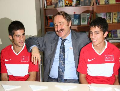 Bakan Özak, Şampiyon Boksörleri Altınla Ödüllendirdi