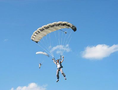 İNTERFAX - Paraşütle atlayan gence uçak çarptı