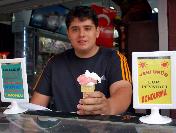 Ayvalık’Ta Lor Peynirli Dondurma Büyük İlgi Görüyor