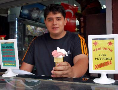 Ayvalık’Ta Lor Peynirli Dondurma Büyük İlgi Görüyor