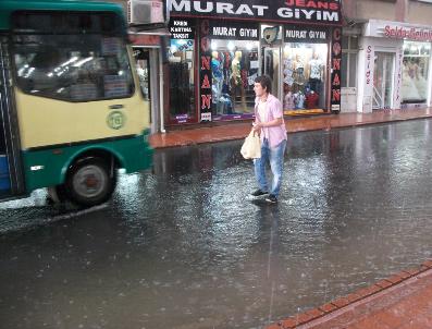 SALIH OMURTAK - Çorlu‘da Sağanak Yağış Etkili Oldu