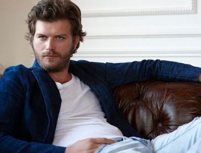 Kıvanç Tatlıtuğ kuşatması