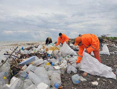 Kıyıya Vuran Plastik Ambalaj Atıklarını Belediye İşçileri Topluyor