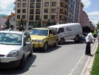 Kütahya’Da Maddi Hasarlı Zincirleme Trafik Kazası