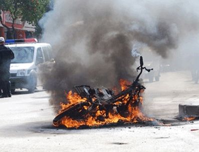 Trafik polisine kızdı motosikletini yaktı