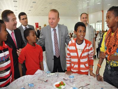 MEMDUH OĞUZ - Vali Oğuz, Mültecilerle Yemekte Buluştu