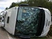 AK Parti'nin seçim minibüsü devrildi