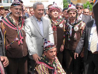 Arınç‘tan Kılıçdaroğlu‘na: Noel Baba Gibi Çantasına Bütün Hediyeleri Doldurmuş