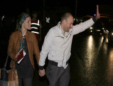 ÇıNARLıK - Başbakan‘ın Otobüsünü Durdurup Evlilik Yüzüklerini Taktırdılar