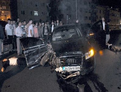 BOMONTI - Bomonti tünelinde eğlence dönüşü kaza: 4 yaralı