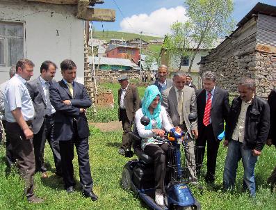 NIYAZI ERTEN - Gümüşhane‘de 18 Yaşındaki Engelli Meryem‘in Akülü Araç Sevinci