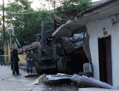 SUAT KAYA - Forklif gecekonduya daldı:1 yaralı